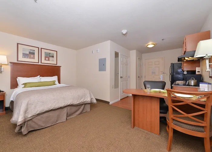 Candlewood 2*